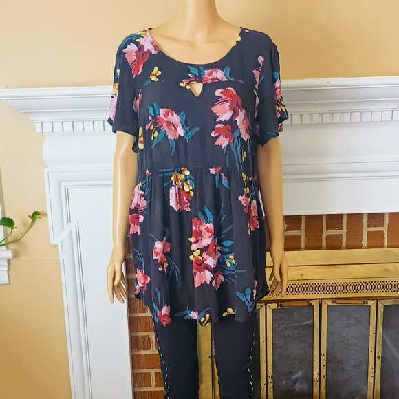 Torrid Floral Gauze Babydoll Top 2 Short Sleeve Keyhole Front Black Pink Tunic - Picture 3 of 7